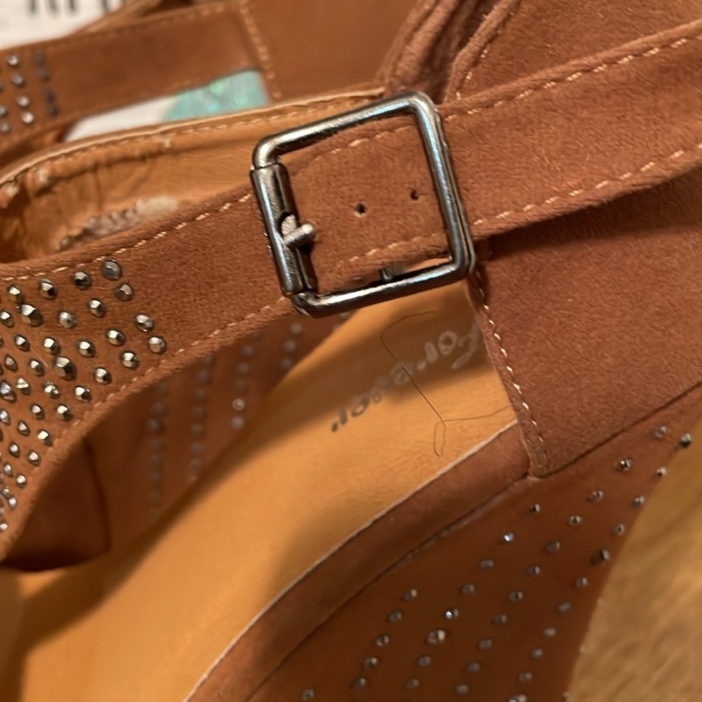 🤪🤪🤪BOGOHO 🤪🤪🤪Forever 21 Embellished Platform Heels - Picture 5 of 13